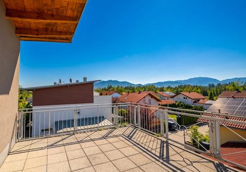 Traumhafte Dachterrasse mit Bergblick
