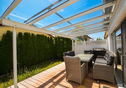 Überdachte Terrasse mit elektrischer Beschattung