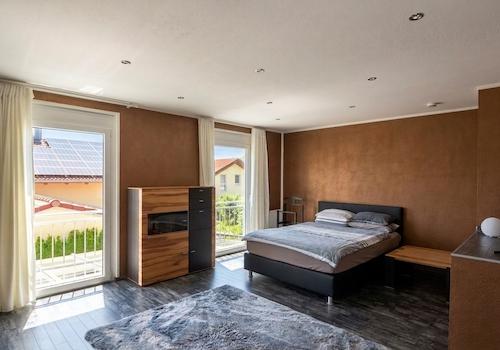 Großzügiges und lichtdurchflutetes Schlafzimmer im Obergeschoss - teilbar
