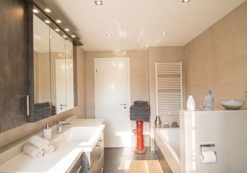 Badezimmer mit Dusche und Badewanne