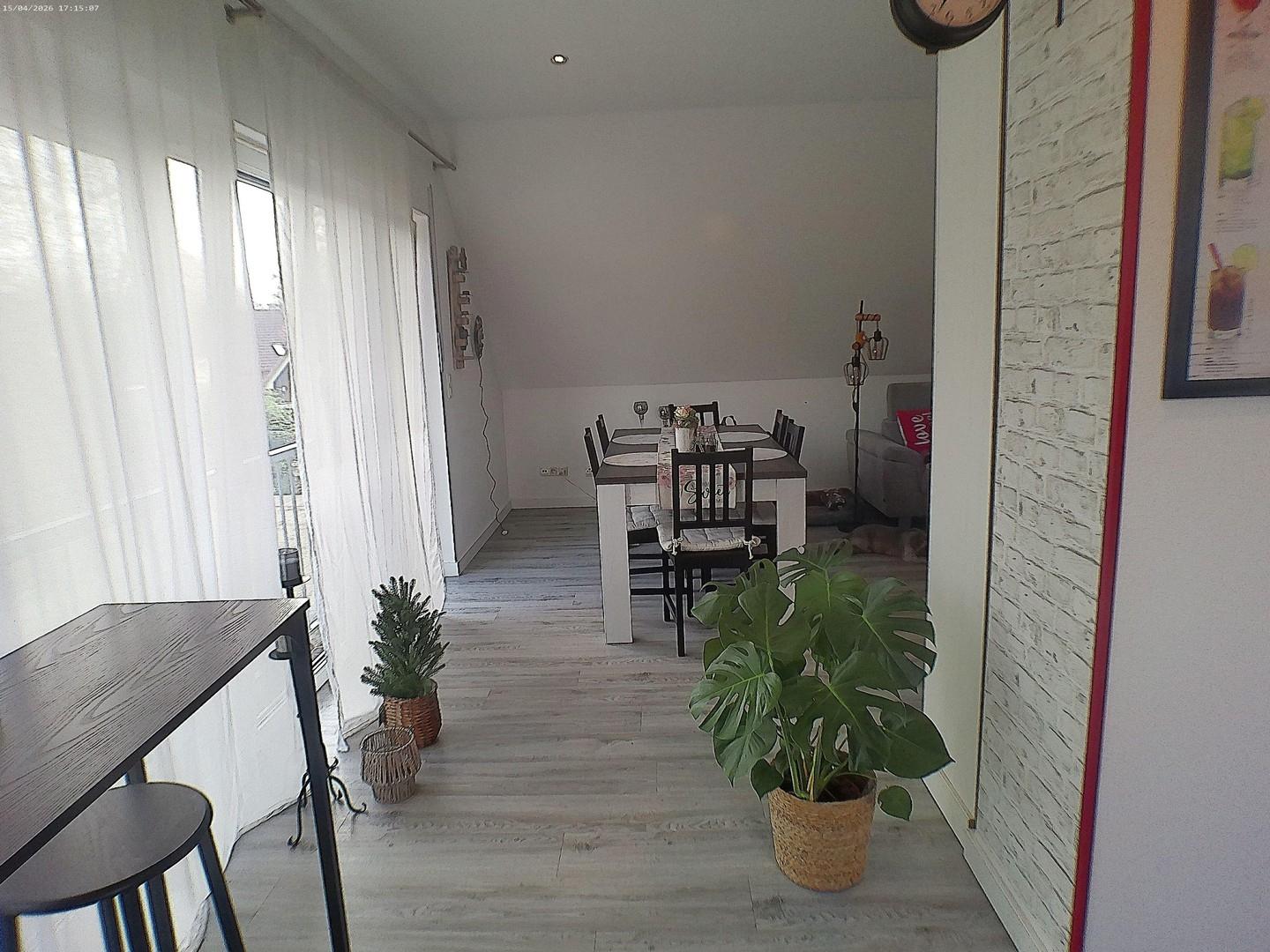 Blick von Küche ins Wohnzimmer