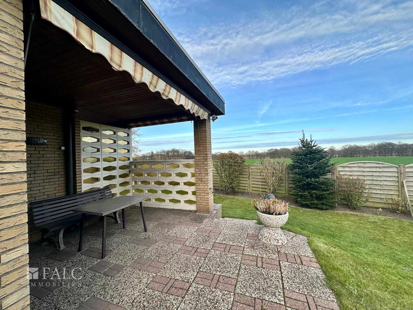 Terrasse mit Blick in die Wiesen