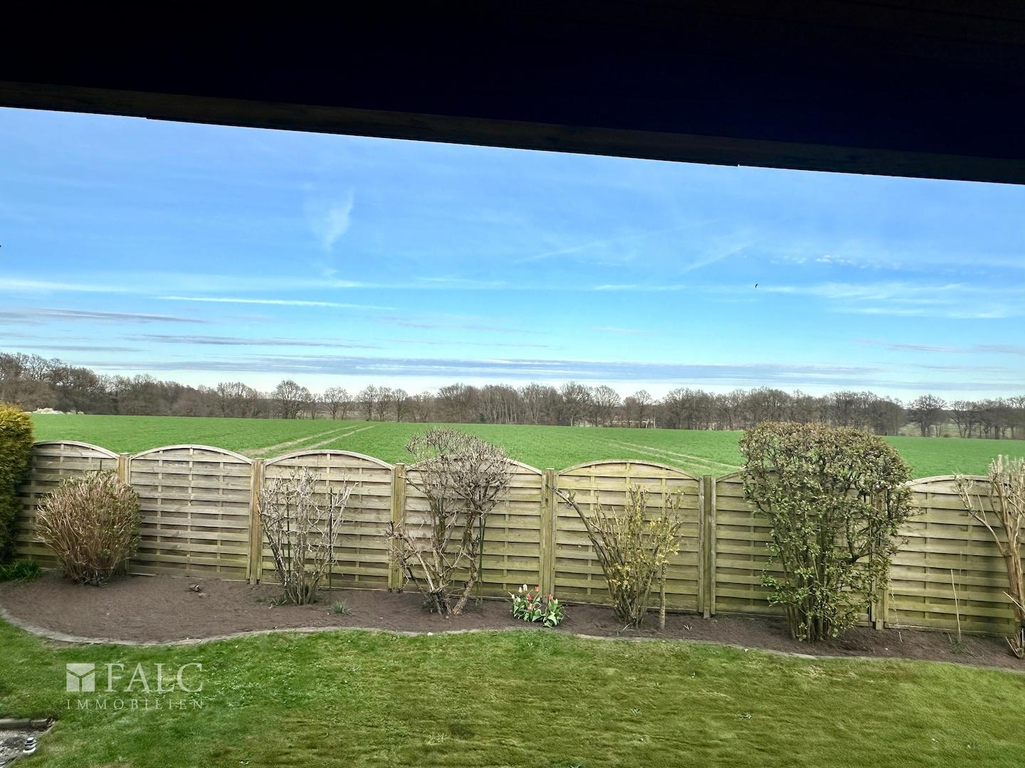 Blick von der Terrasse über die Felder