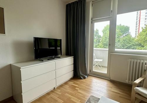 Wohnzimmer Blick zum Balkon