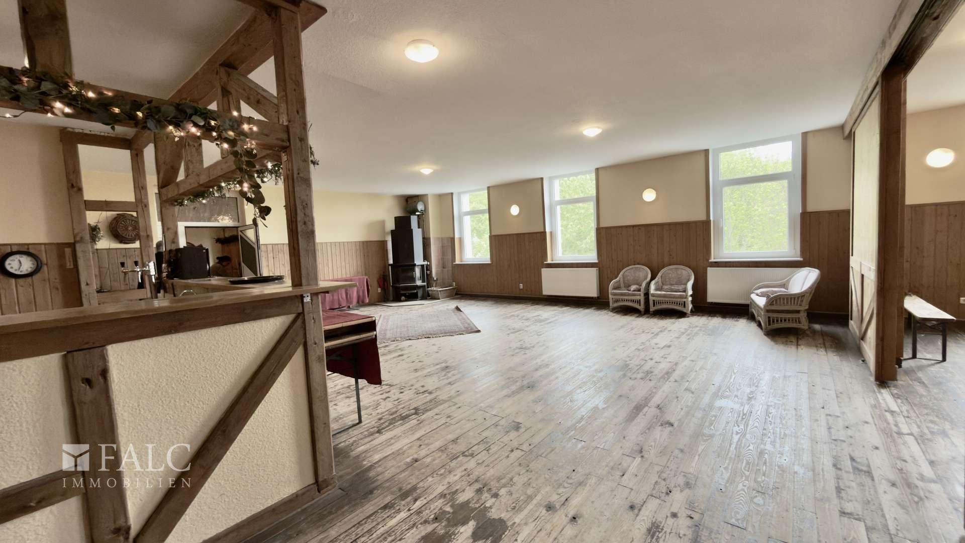 Saal mit Blick zum Kamin 