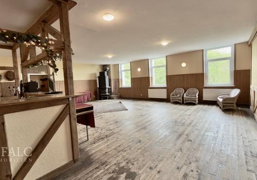 Saal mit Blick zum Kamin 
