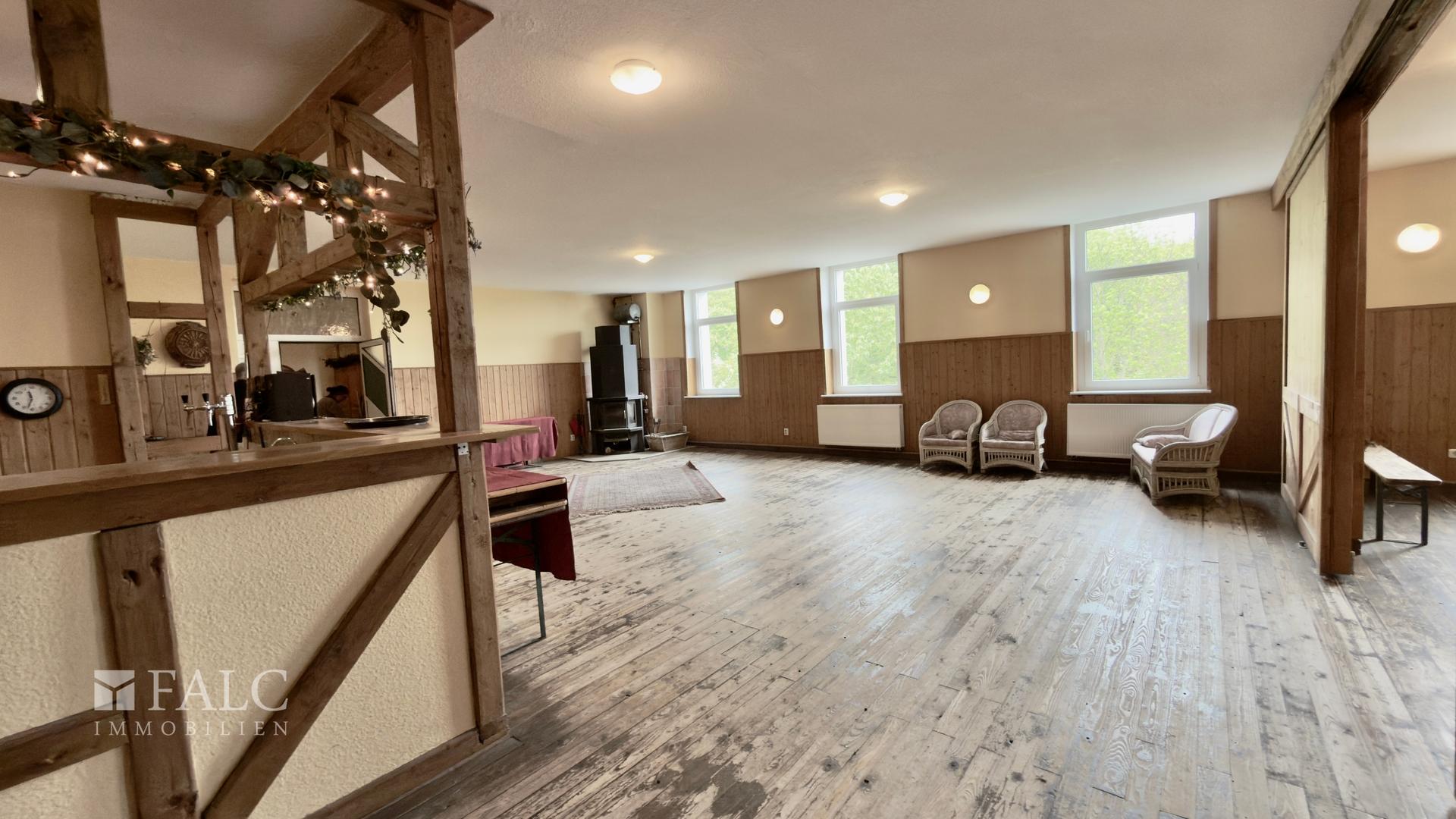 Saal mit Blick zum Kamin 