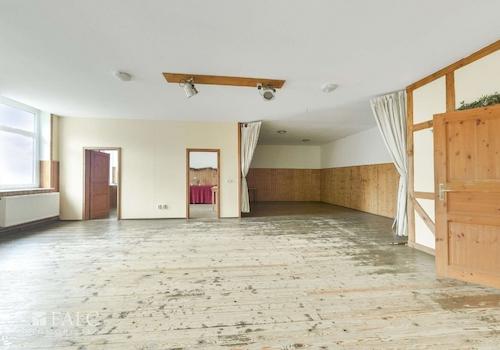 Saal mit Blick in den seperaten Gastraum 