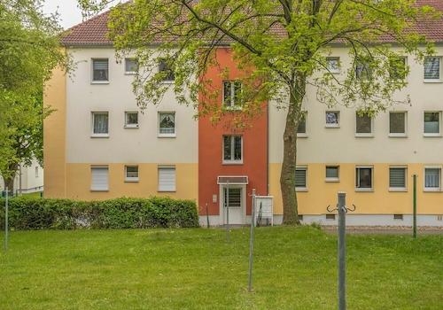 Hauseingang mit Wäscheplatz