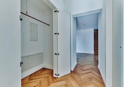 Flur/  Garderobe links