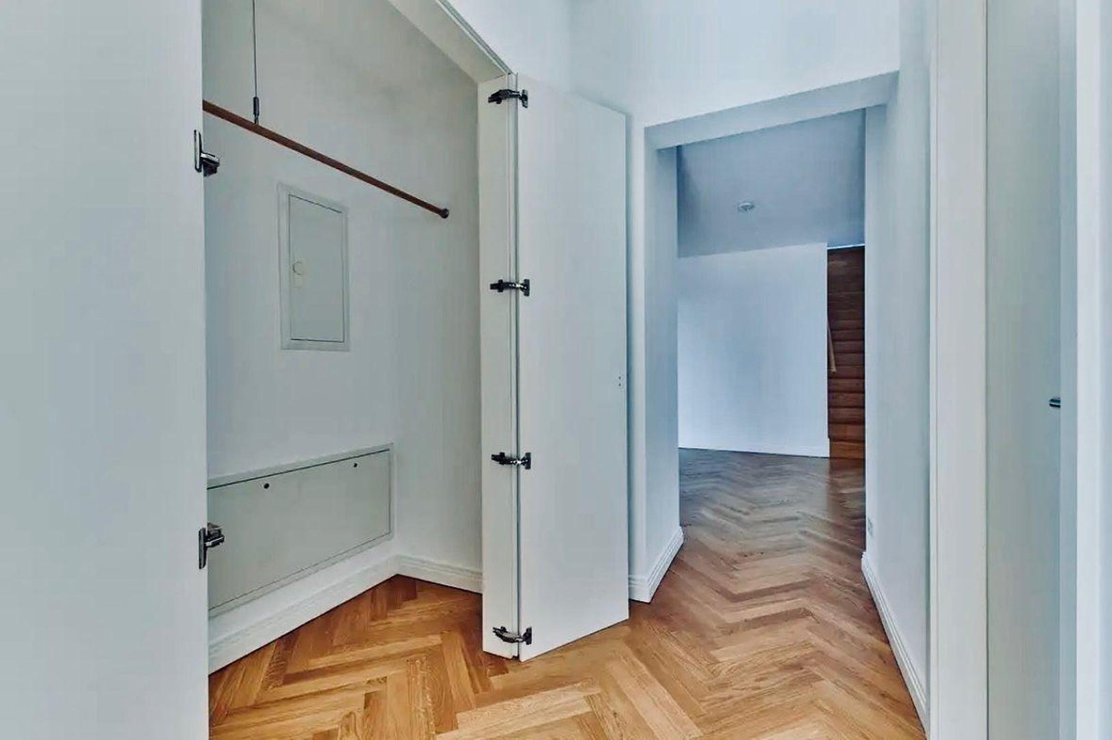 Flur/  Garderobe links