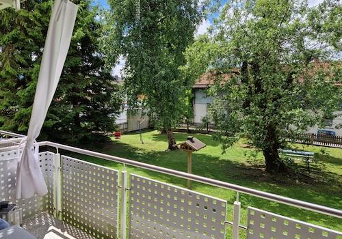 Sonniger Balkon mit Blick ins Grüne
