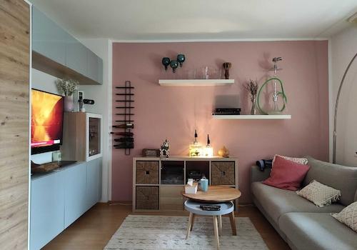 helles Wohnzimmer mit Balkonzugang