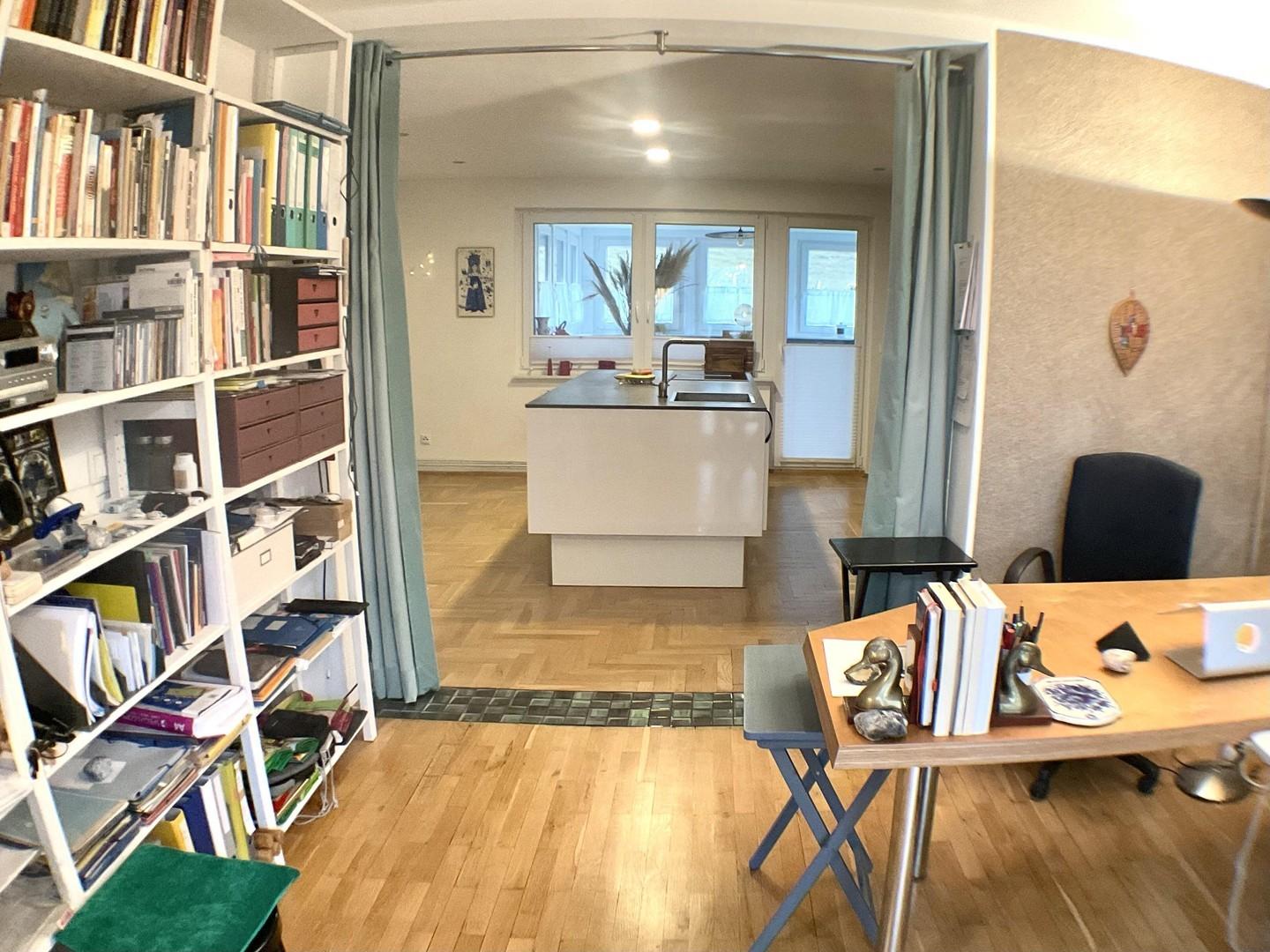Blick von Büro in Küche