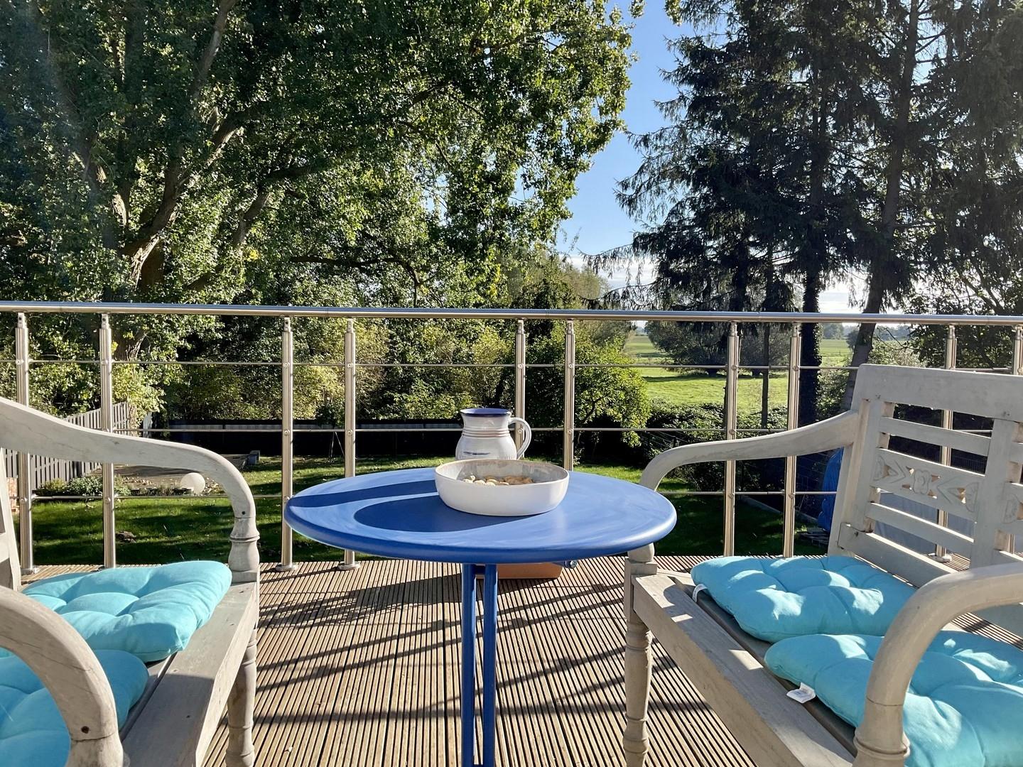 Grosse Terrasse über Carport