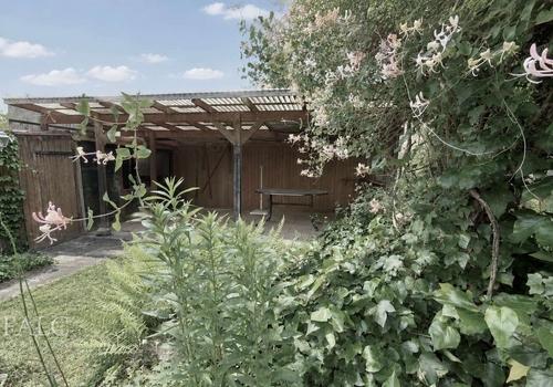 Garten mit Pavillion 