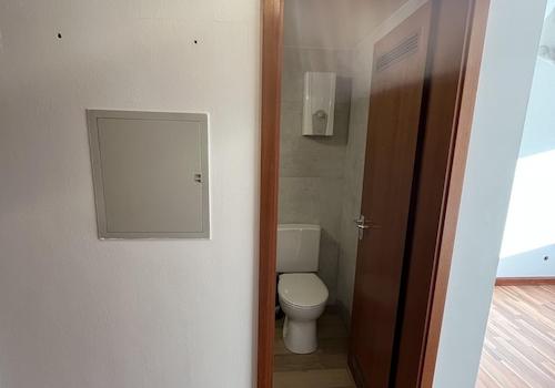 Blick von der Küche ins Badezi