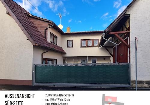 Hofblick mit geschlossenem Tor