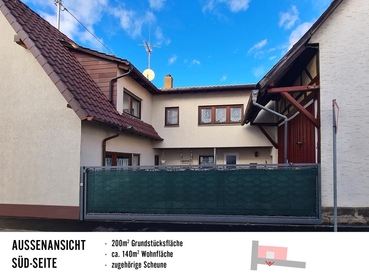 Hofblick mit geschlossenem Tor