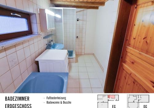 Vollbad mit Dusche und Wanne