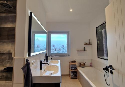 Bad mit Dusche und Wanne
