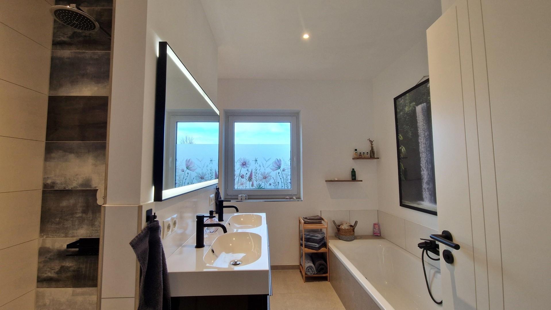 Bad mit Dusche und Wanne