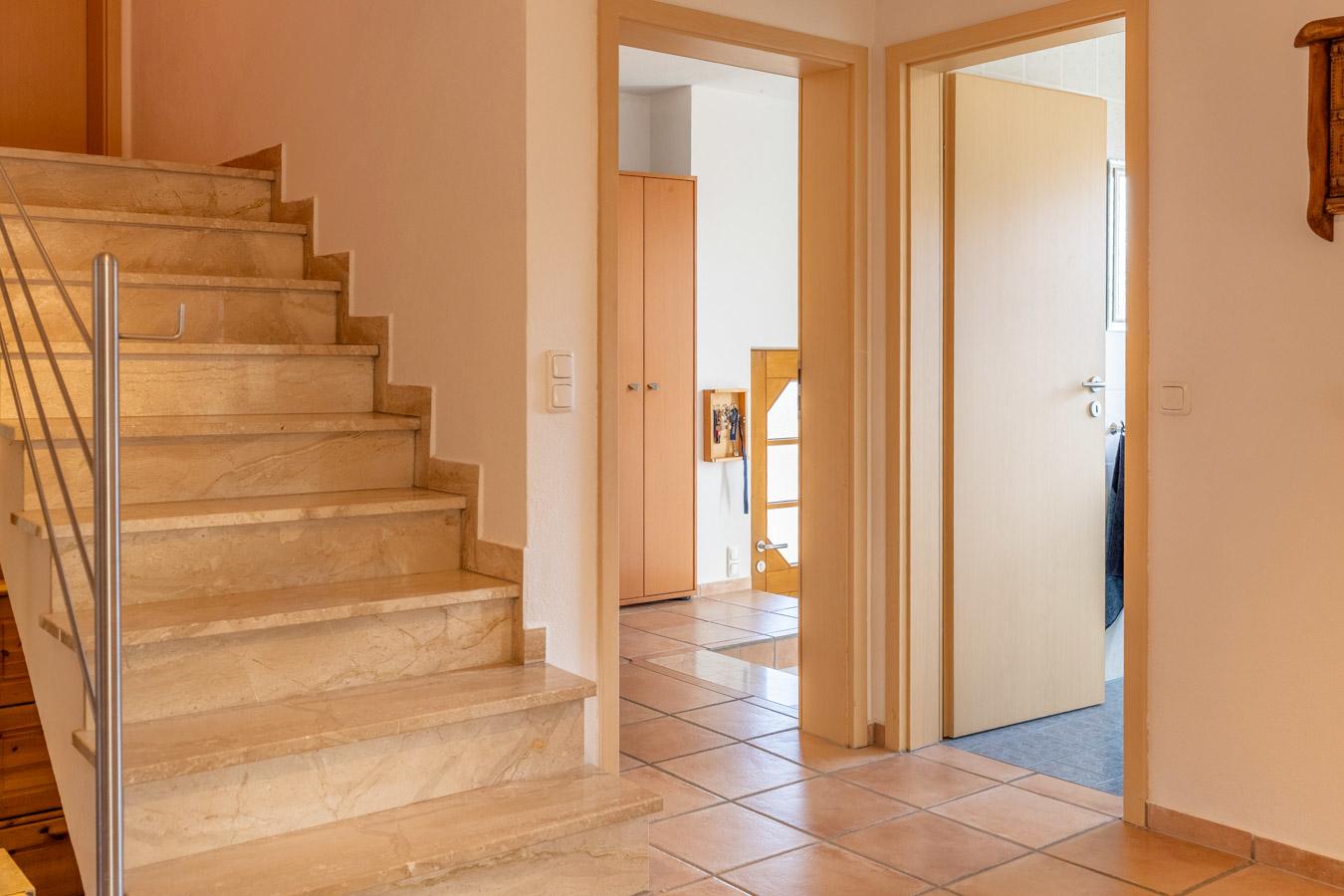 Stilvolles Einfamilienhaus mit traumhaftem Ausblick, Doppelgarage & Vollunterkellerung