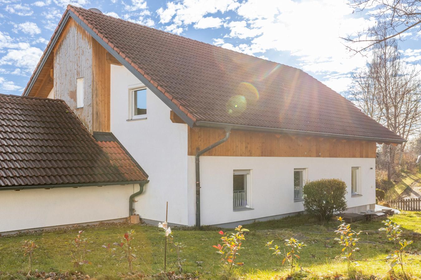 Stilvolles Einfamilienhaus mit traumhaftem Ausblick, Doppelgarage & Vollunterkellerung