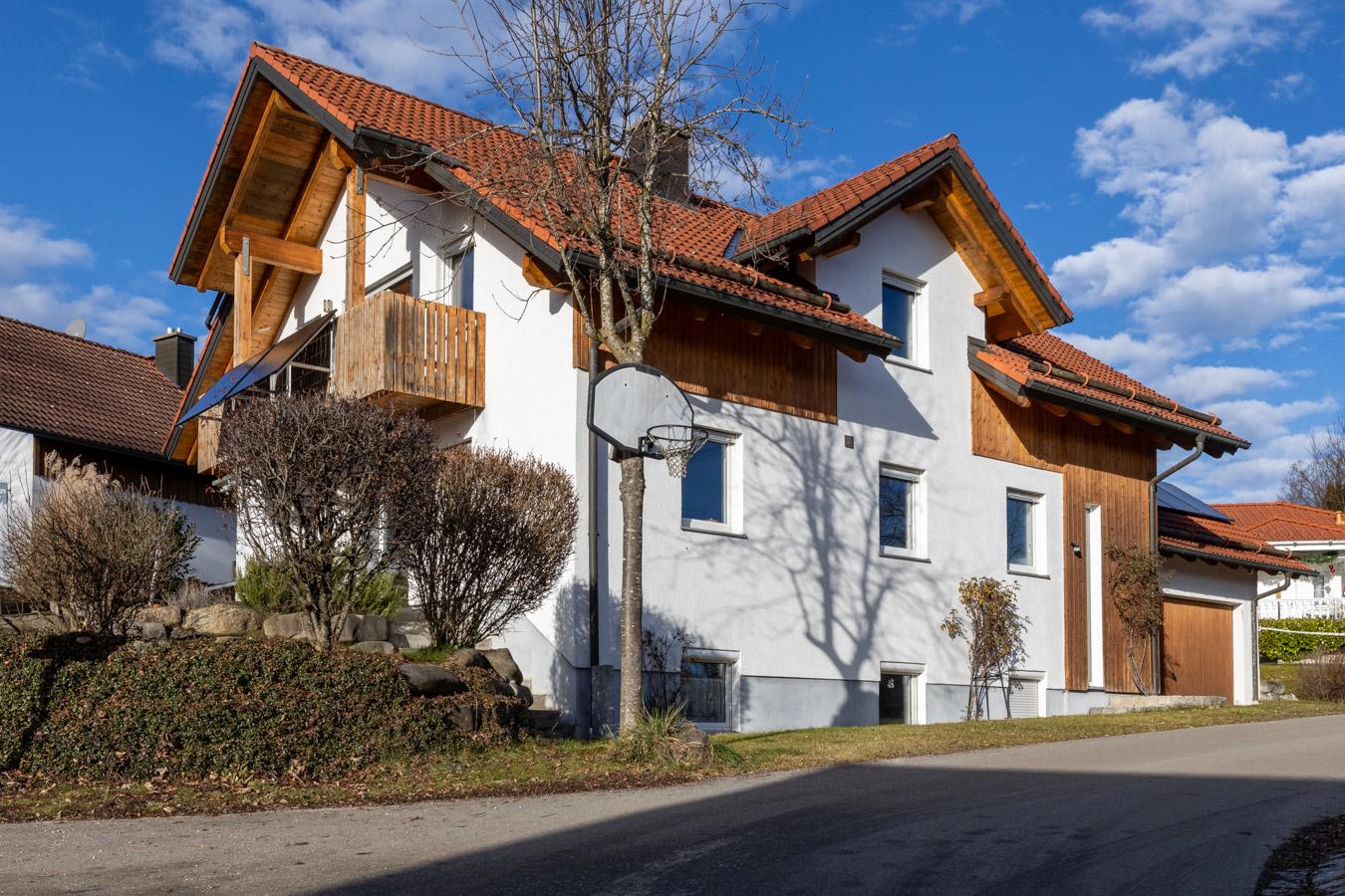 Stilvolles Einfamilienhaus mit traumhaftem Ausblick, Doppelgarage & Vollunterkellerung