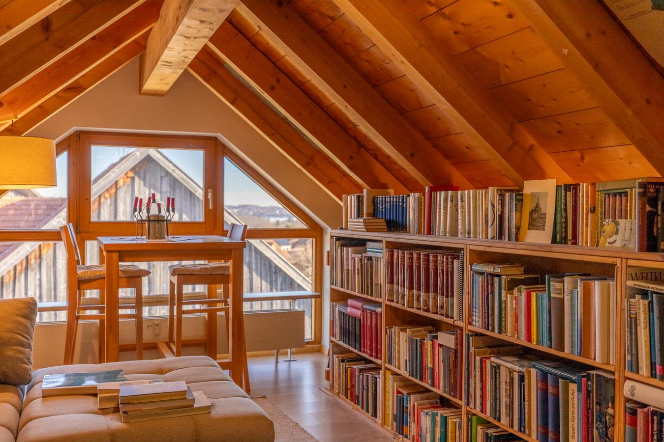 Wohnen über dem See – Charmante Maisonettewohnung mit Alpenpanorama