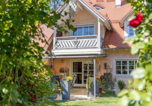 Exklusive Maisonette in traumhafter Ruhelage – Schlösschen-Architektur, Garten & 2 TG-Plätze