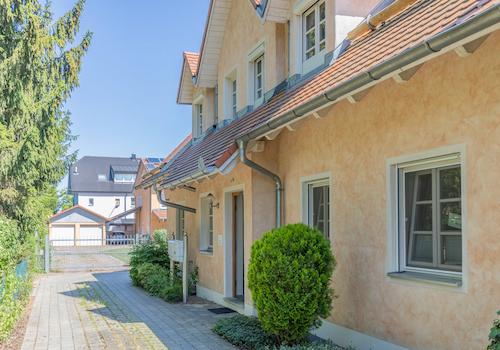 Exklusive Maisonette in traumhafter Ruhelage – Schlösschen-Architektur, Garten & 2 TG-Plätze