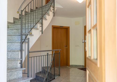 Exklusive Maisonette in traumhafter Ruhelage – Schlösschen-Architektur, Garten & 2 TG-Plätze