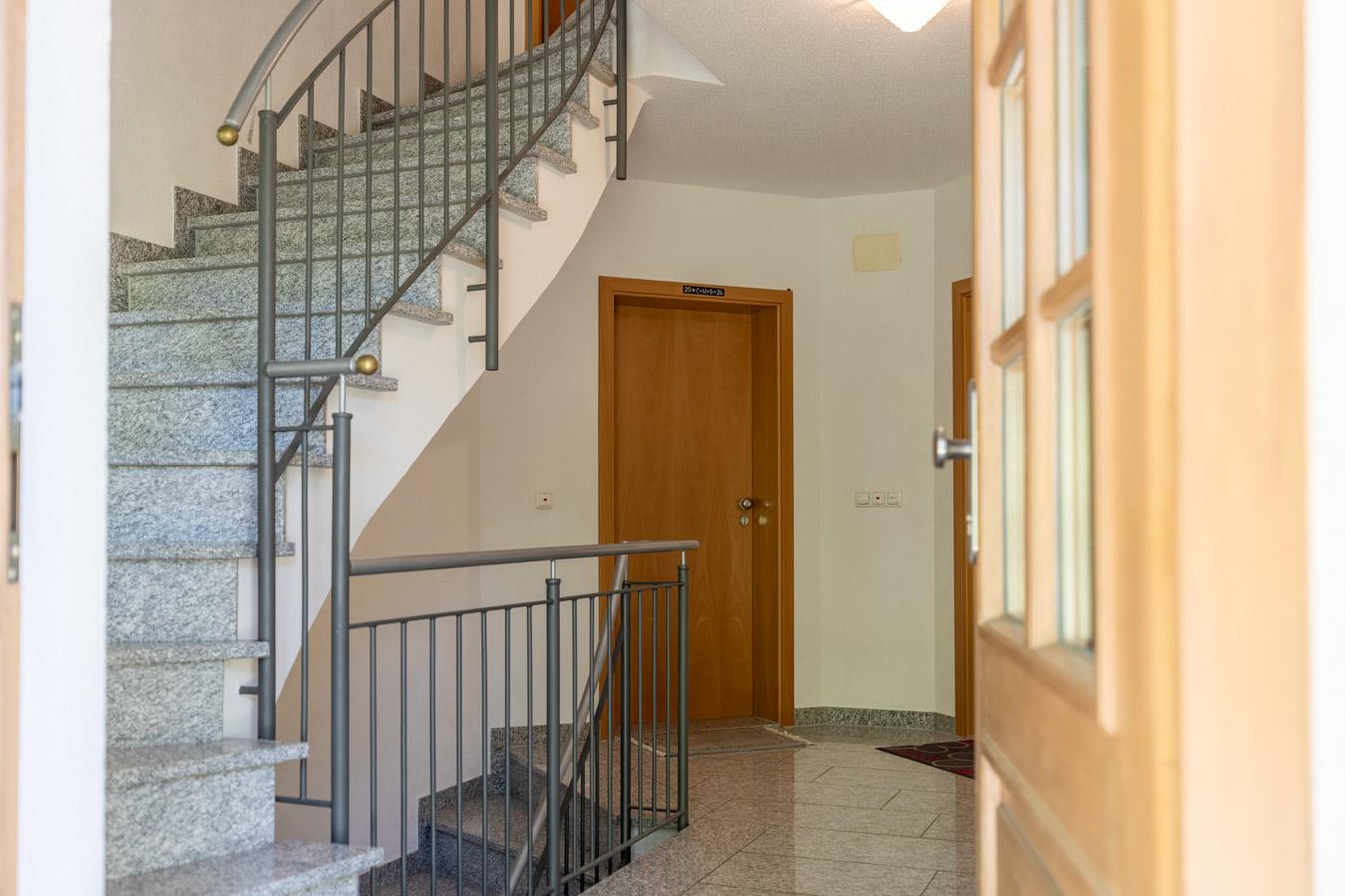 Exklusive Maisonette in traumhafter Ruhelage – Schlösschen-Architektur, Garten & 2 TG-Plätze