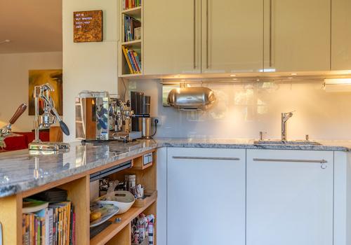 Exklusive Maisonette in traumhafter Ruhelage – Schlösschen-Architektur, Garten & 2 TG-Plätze