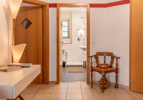 Exklusive Maisonette in traumhafter Ruhelage – Schlösschen-Architektur, Garten & 2 TG-Plätze