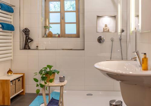 Exklusive Maisonette in traumhafter Ruhelage – Schlösschen-Architektur, Garten & 2 TG-Plätze