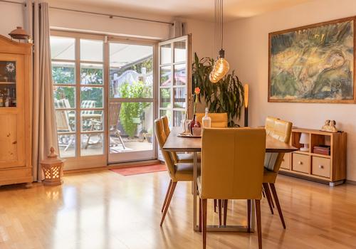Exklusive Maisonette in traumhafter Ruhelage – Schlösschen-Architektur, Garten & 2 TG-Plätze