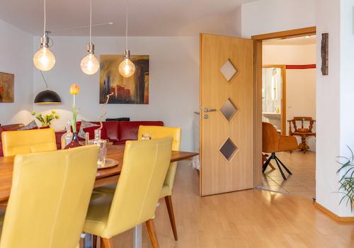 Exklusive Maisonette in traumhafter Ruhelage – Schlösschen-Architektur, Garten & 2 TG-Plätze