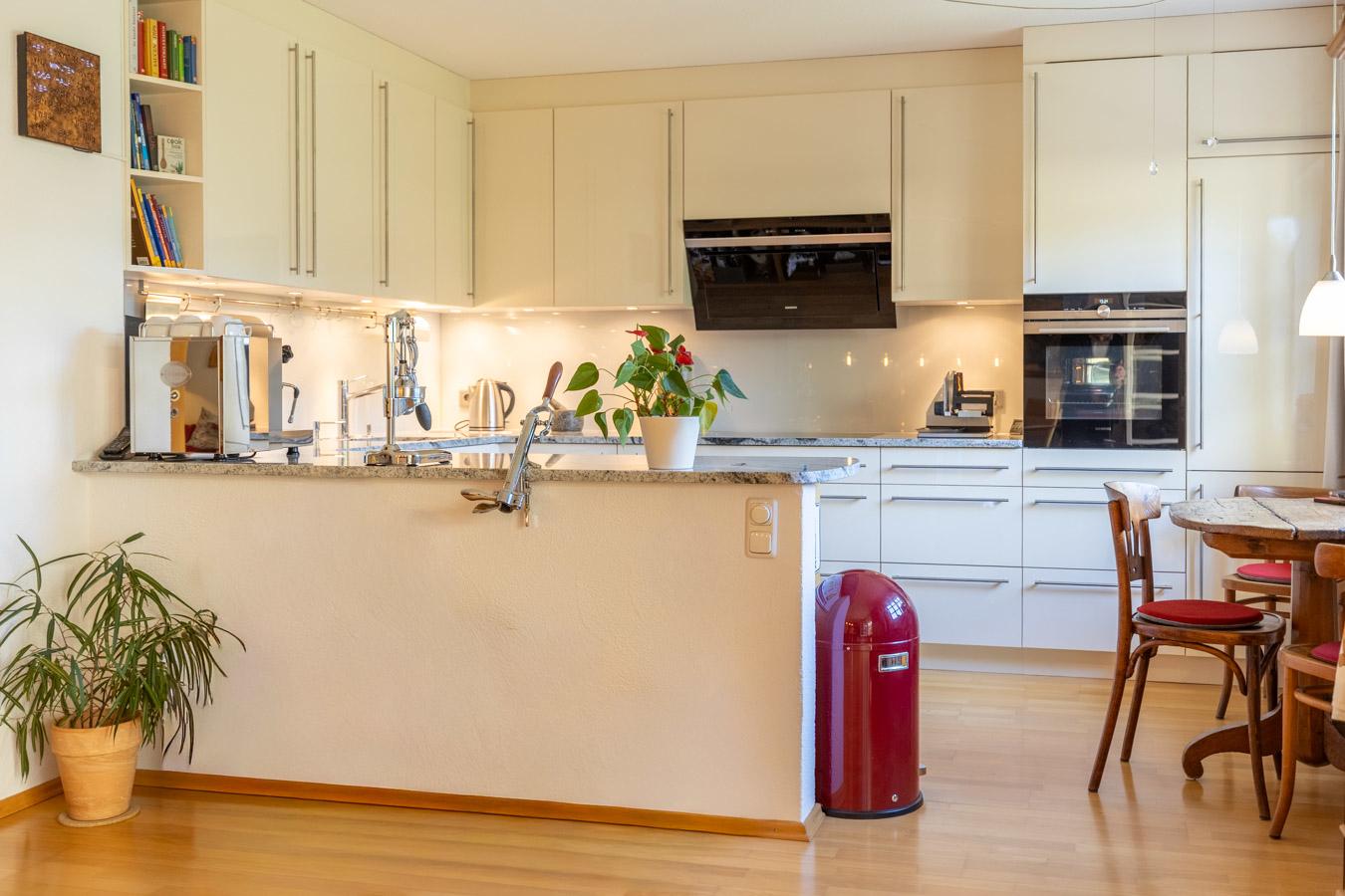 Exklusive Maisonette in traumhafter Ruhelage – Schlösschen-Architektur, Garten & 2 TG-Plätze