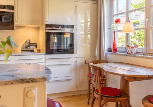 Exklusive Maisonette in traumhafter Ruhelage – Schlösschen-Architektur, Garten & 2 TG-Plätze