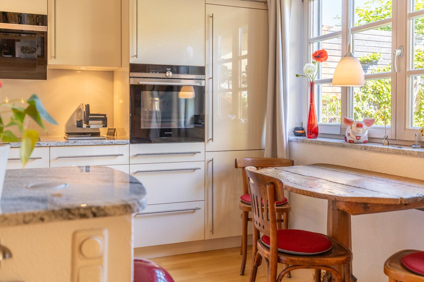 Exklusive Maisonette in traumhafter Ruhelage – Schlösschen-Architektur, Garten & 2 TG-Plätze
