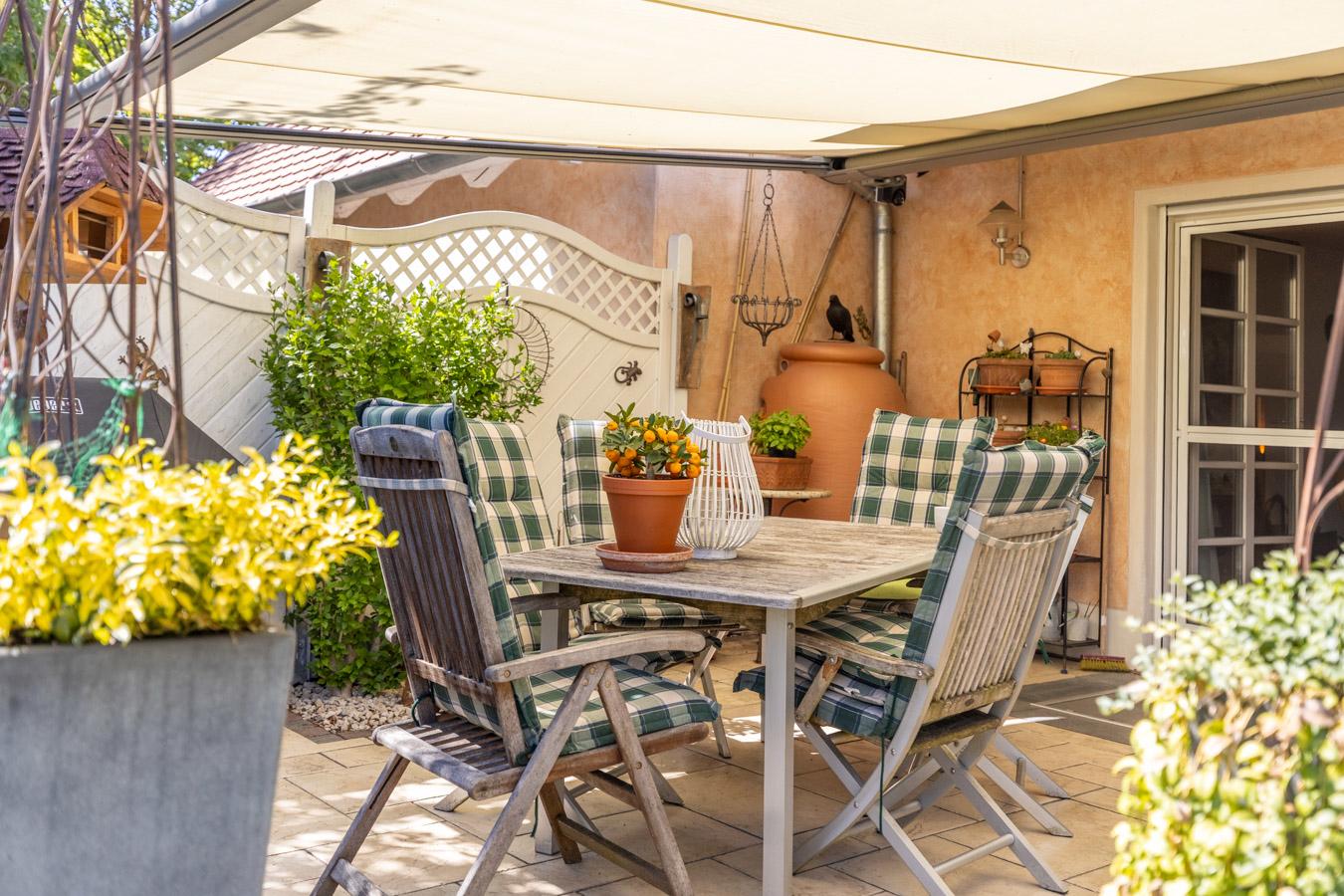Exklusive Maisonette in traumhafter Ruhelage – Schlösschen-Architektur, Garten & 2 TG-Plätze