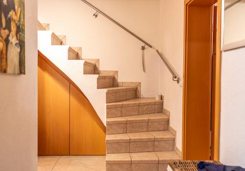 Exklusive Maisonette in traumhafter Ruhelage – Schlösschen-Architektur, Garten & 2 TG-Plätze