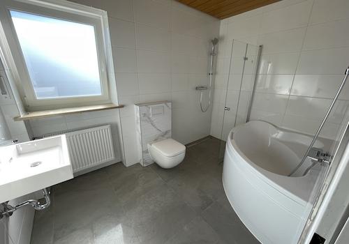 Bad mit Dusche und Badewanne 