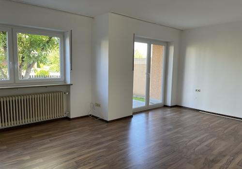 Wohnzimmer mit Austritt auf dieTerrasse 