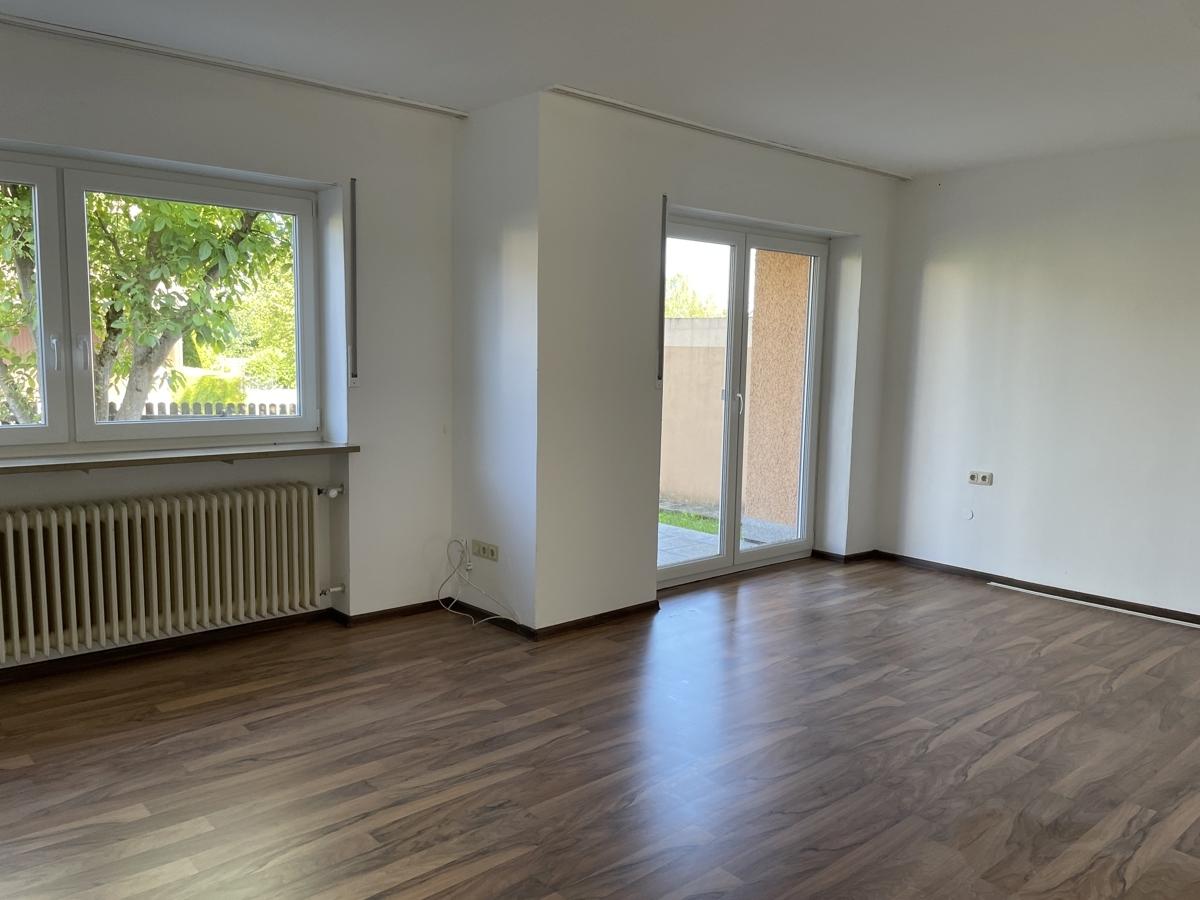 Wohnzimmer mit Austritt auf dieTerrasse 