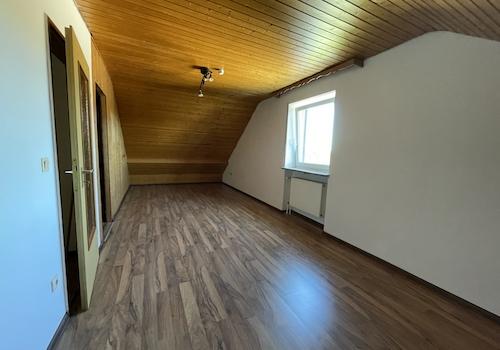 Zimmer am Dachboden und noch ein Ankleidezimmer daneben