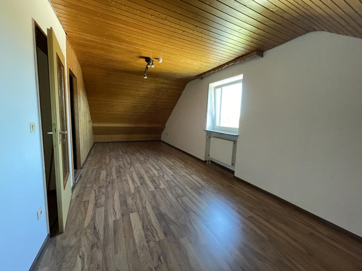 Zimmer am Dachboden und noch ein Ankleidezimmer daneben