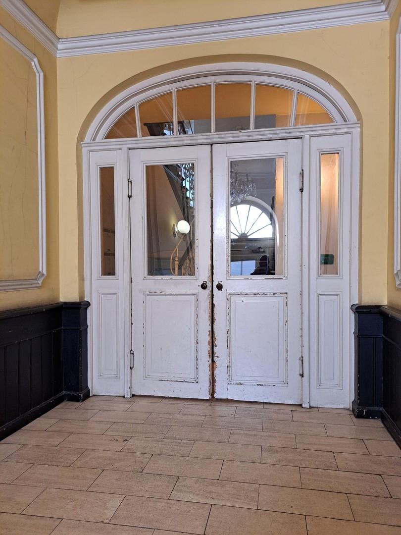 Flügeltür ins Treppenhaus